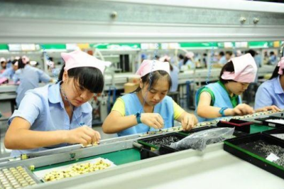 電子廠招聘背后：?jiǎn)紊砉び训那楦性V求與出路